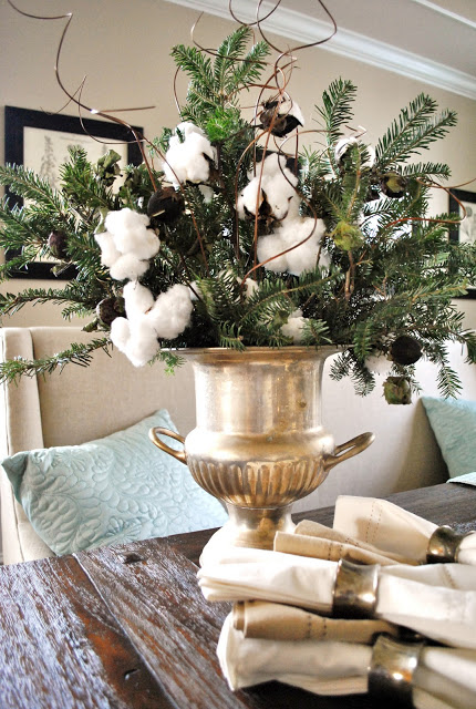 DIY lush Christmas centerpiece with cotton and evergreens (via sophiasdecor.blogspot.ru)