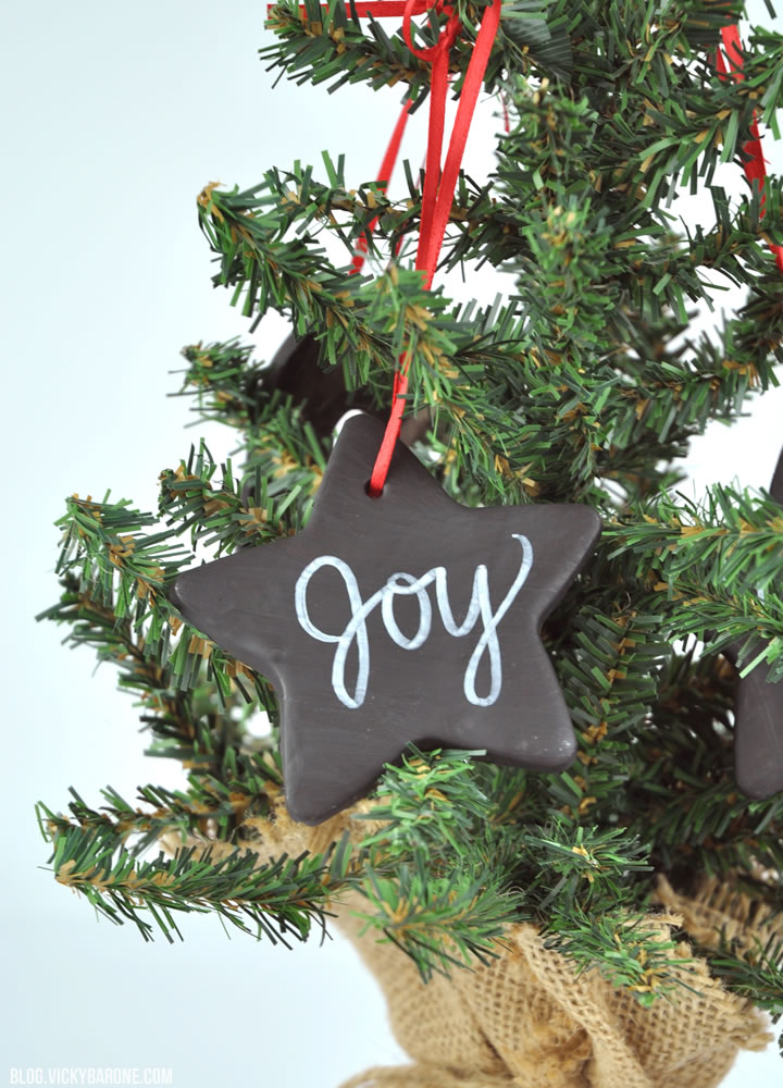 DIY chalkboard clay Christmas ornaments (via www.shelterness.com)