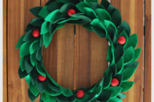 DIY wreath of holly leaves and berries of felt and yarn