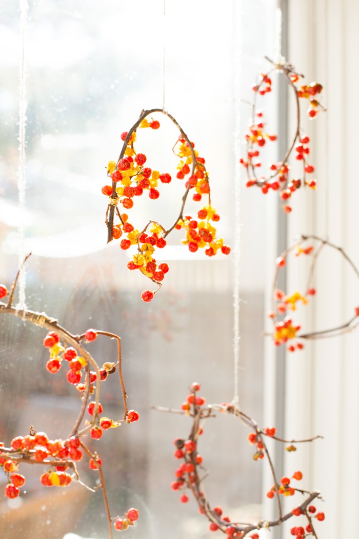 DIY mini holiday wreaths to hang (via www.flaxandtwine.com)