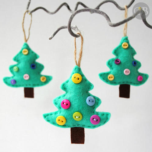DIY felt Christmas trees with colorful buttons (via https:)