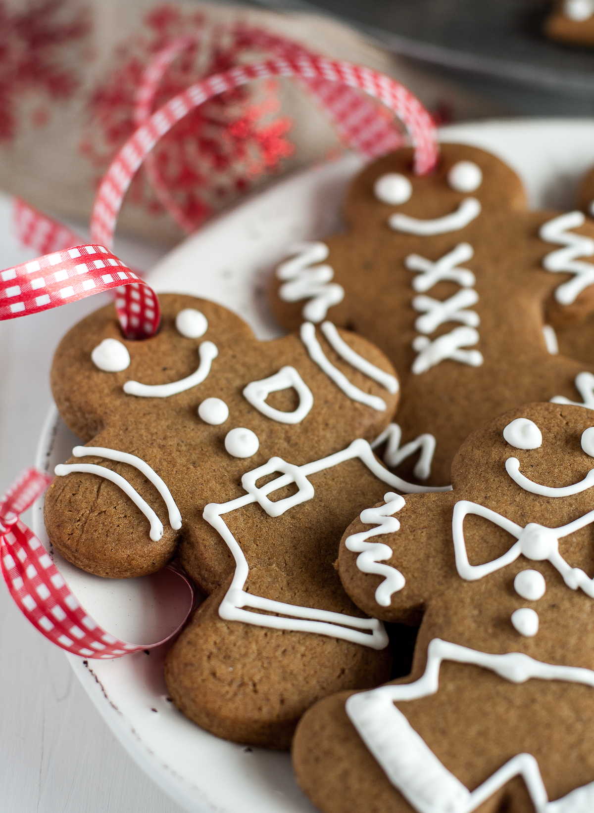 DIY decorated gingerbread cookies (via countrycupboardcookies.com)