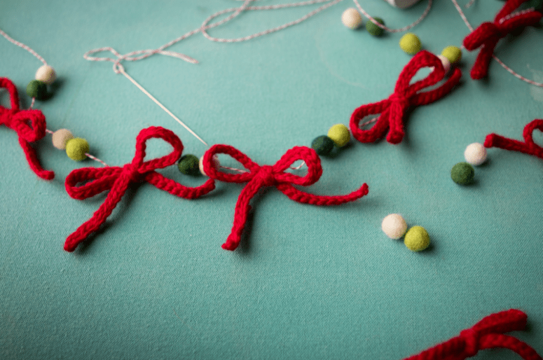 DIY crocheted bow garland for Christmas (via rebekahgough.blogspot.ru)