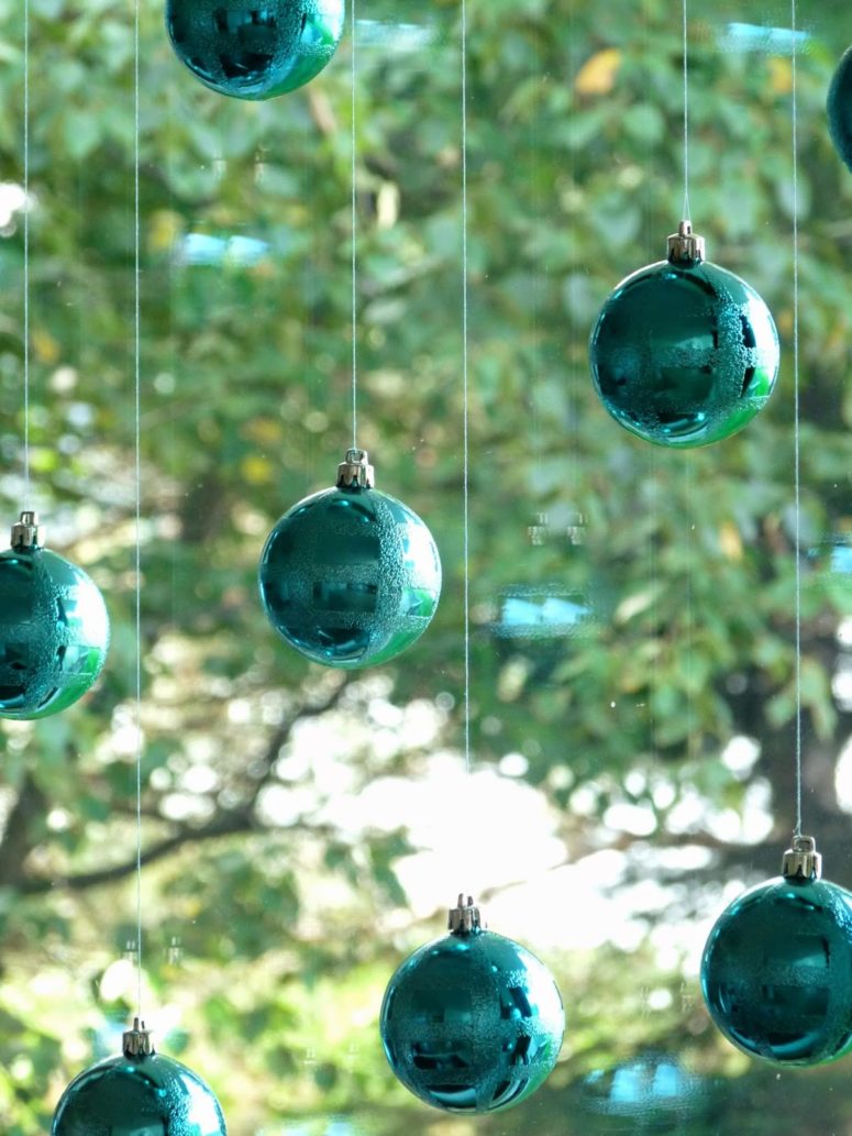 DIY window decor with Christmas ornaments (via www.danslelakehouse.com)