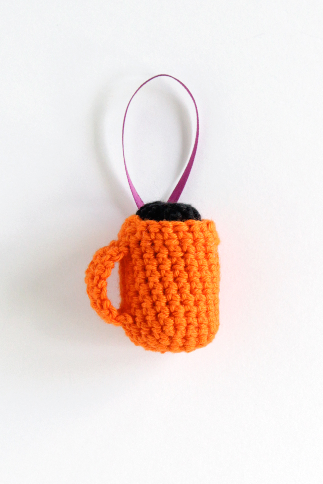 DIY crochet mug Christmas tree ornaments (via www.handsoccupied.com)