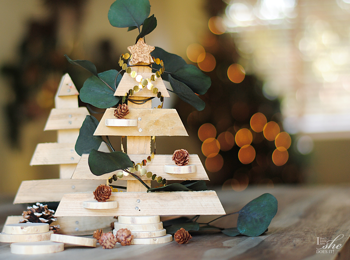 DIY recycled wood tabletop Christmas trees (via www.knowhowshedoesit.com)