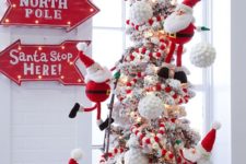 02 numerous Santa figures to decorate a tree and excite your kids