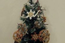 02 tabletop Christmas tree with gears of different shades