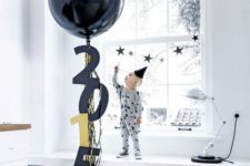 04 balloons of all kinds and tassels are traditional for New Year decor