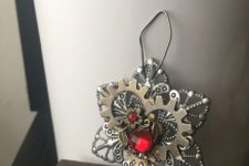 09 gear ornament with red gems looks dramatic