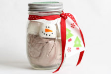 DIY snowman cocoa jars with gingerbread cookies