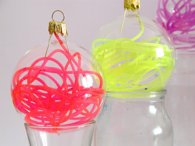 DIY Christmas ornaments filled with neon ribbon (via dobleufa.blogspot.ru)