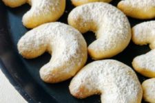 DIY almond crescent cookies