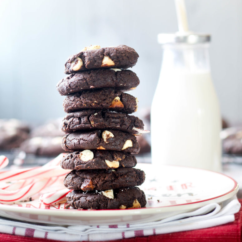DIY flourless chocolate peppermint cookies (via hungryhobby.net)