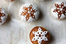 DIY frangipane mince pies with stars made of sugar powder