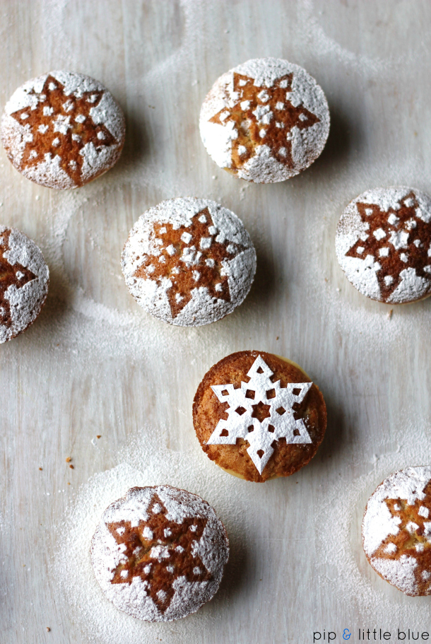 DIY frangipane mince pies with stars made of sugar powder (via https:)