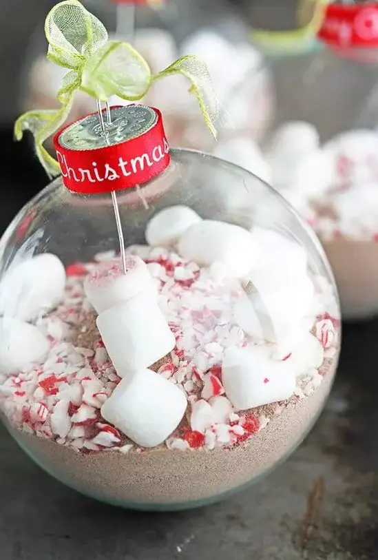 peppermint hot cocoa ornaments can become great gifts for everyone or can be attached to gifts as tags and small favors