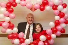 09 photo booth idea with a pink and red balloon heart