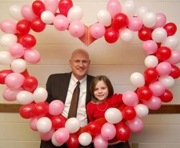 photo booth idea with a pink and red balloon heart