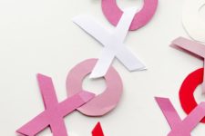 13 XO paper garland in traditional Valentine colors