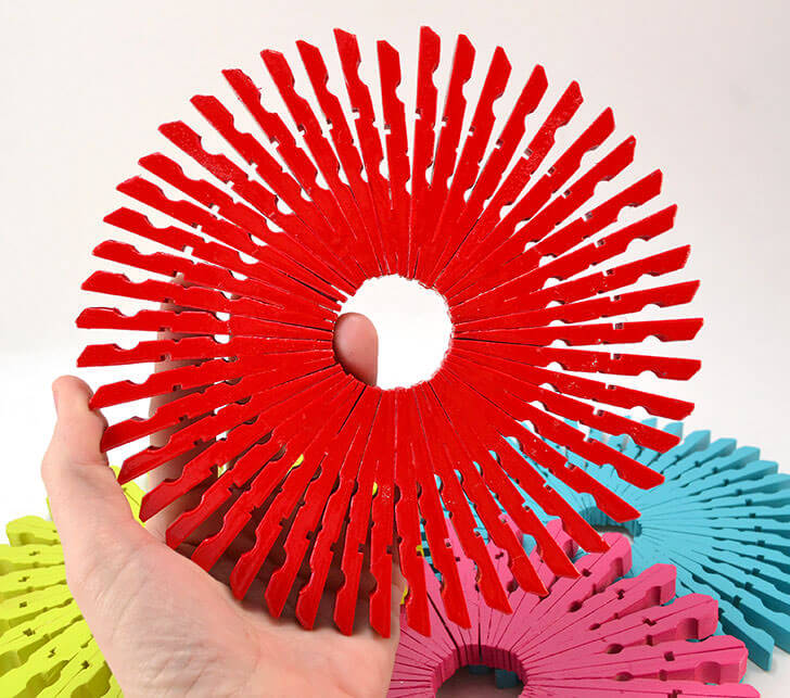 DIY colorful clothespins trivets (via www.dreamalittlebigger.com)