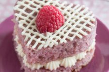 DIY fresh raspberry mini cakes