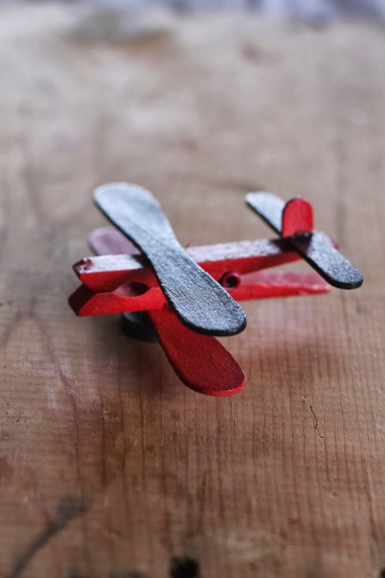 DIY clothespins and ice cream stick airplanes (via treasureinanearthenvessel.blogspot.ru)