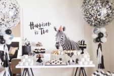 10 black and white balloons for the dessret table