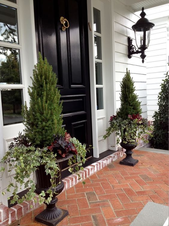 20 Impressive Ways To Frame Your Front Door With Planters - Shelterness