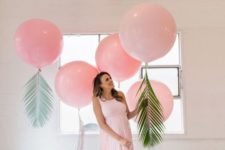23 pink balloons with tropical laves for a girl’s tropical baby shower