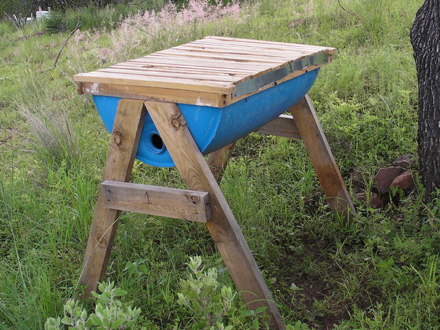 DIY honey top bar bee hive (via www.instructables.com)