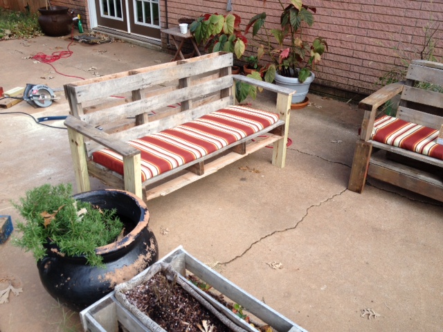 DIY rustic outdoor patio bench (via www.rkblack.com)
