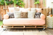 DIY pallet outdoor daybed