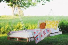 DIY outdoor pallet swing bed