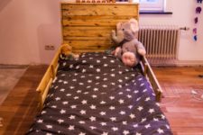 DIY child’s first bed of pallets