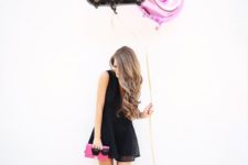 02 black and pink 26 balloons matching the outfit of the girl