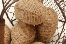 02 burlap Easter eggs are simple to make yourself