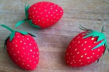 02 turn eggs into strawberries covering them with colored paper