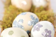 04 eggs decorated with glitter patterns