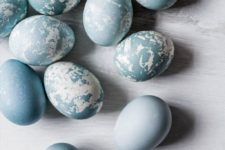 beautiful aqua marbelized eggs are made with red cabbage