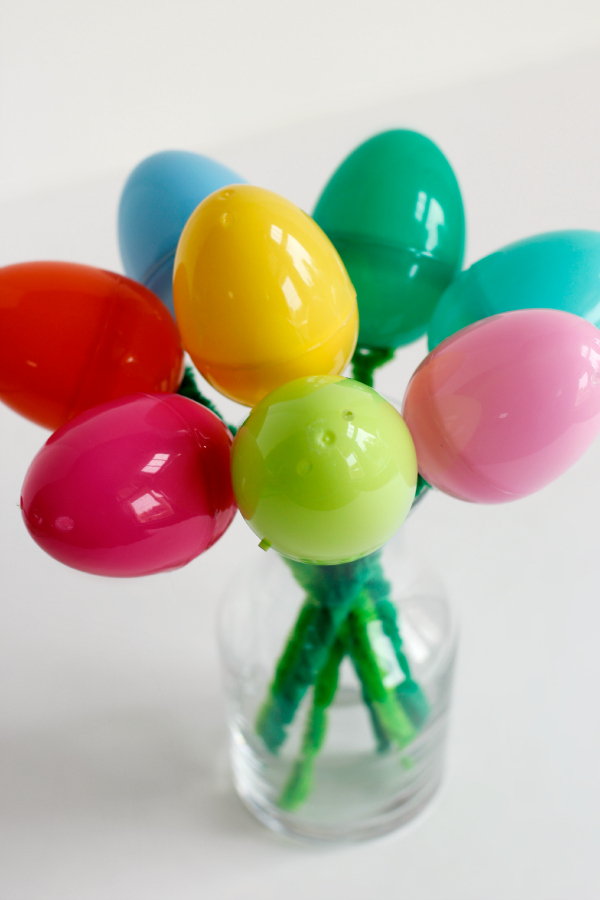 DIY plastic Easter egg flower bouquet (via www.makeandtakes.com)