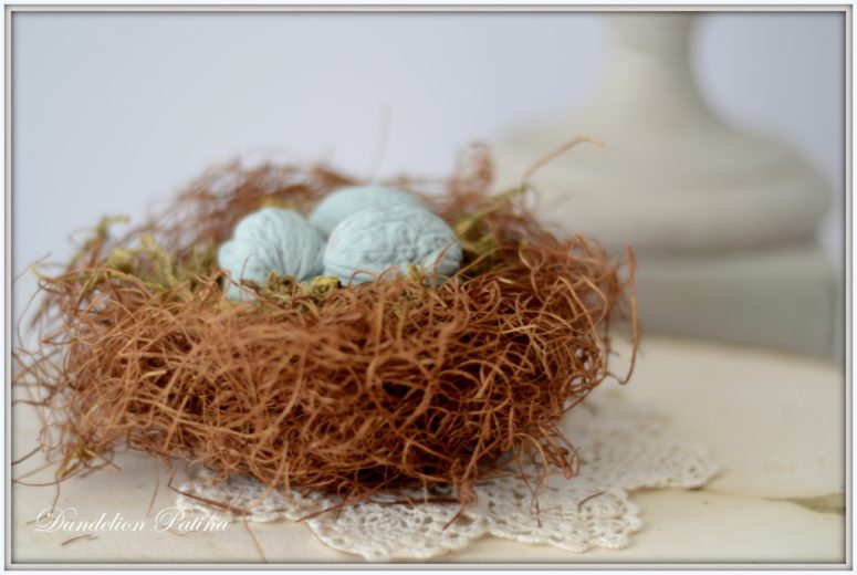 DIY nest with chalkboard eggs (via www.dandelionpatina.com)