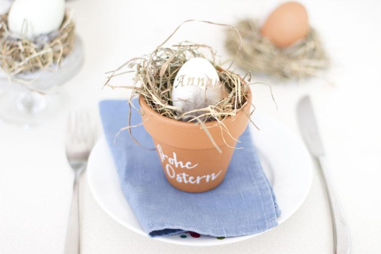 DIY Easter place card holders in pots (via look-what-i-made.com)