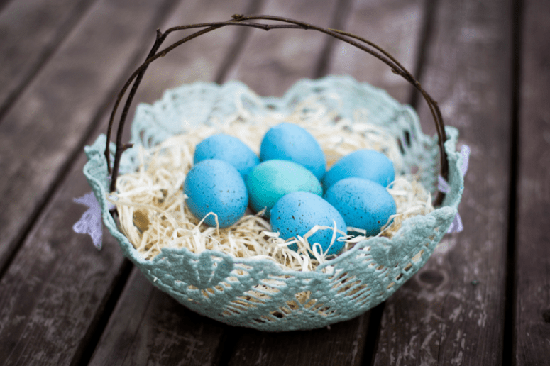 DIY doily Easter basket (via rebekahgough.blogspot.ru)