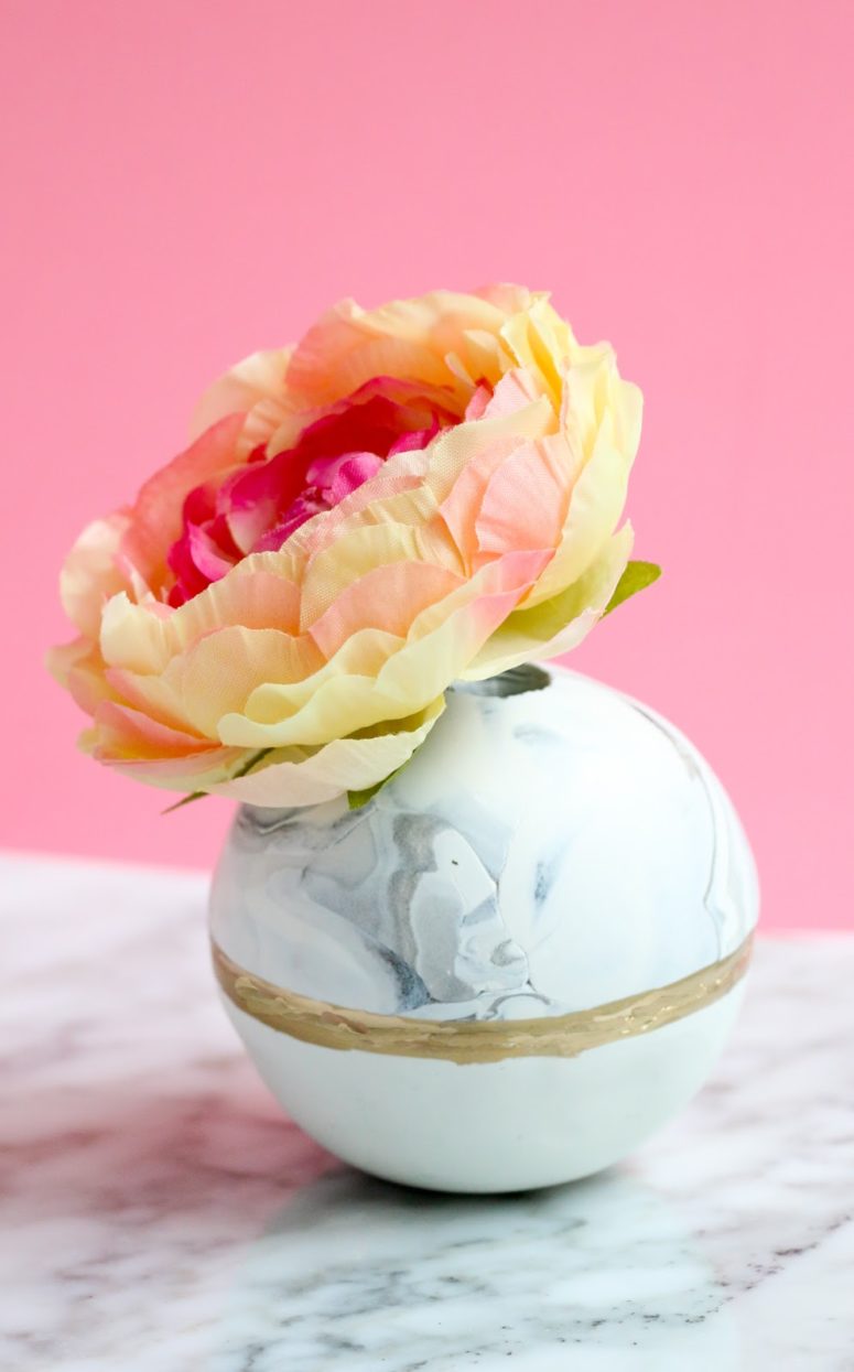 DIY clay orb vases for spring flower arrangements (via www.akailochiclife.com)