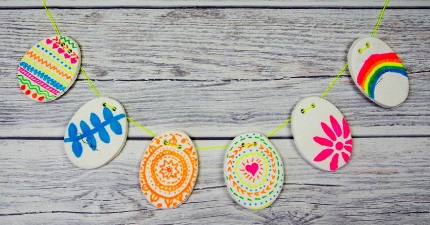 DIY clay Easter eggs bunting (via www.muminthemadhouse.com)