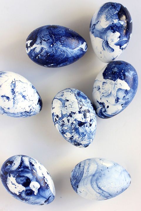 indigo marbled Easter eggs look fantastic