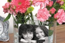 03 a glass vase with a kids’ photo and pink flowers