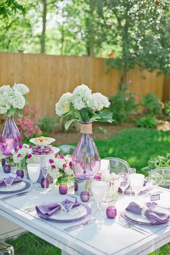 this tablescape is infused with purple touches and looks modern and refreshing