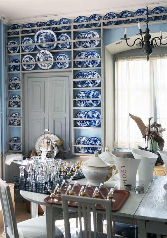 a vintage dining room with chinoiserie plate walls all over the space that set the tone and make the room feel gorgeous